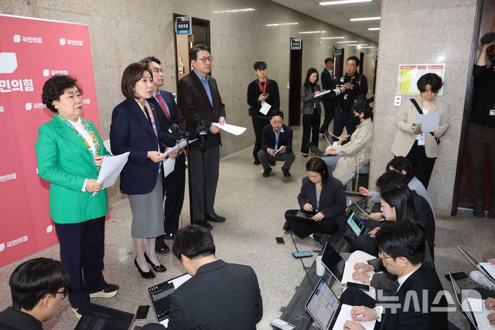 [서울=뉴시스] 조성봉 기자 = 국회 법사위 국민의힘 조배숙(왼쪽부터), 나경원, 윤상현, 신동욱 의원이 25일 오전 서울 여의도 국회에서 '민주당의 상임위 독식예고 규탄, 법사위원장 야당에 반환촉구 기자회견' 을 하고 있다. 20256.03.25. suncho21@newsis.com