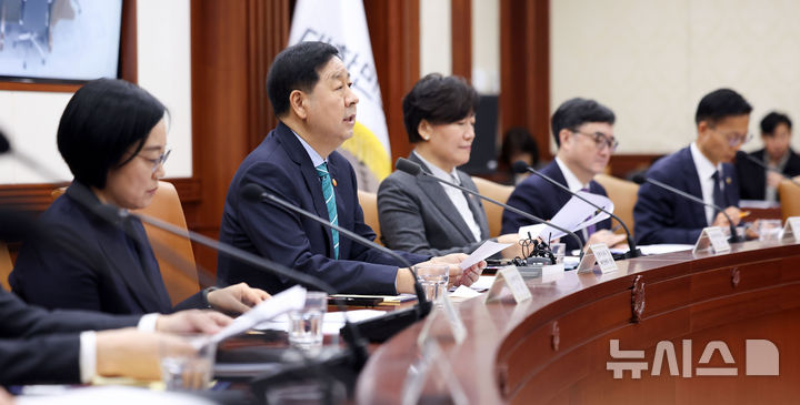 [서울=뉴시스] 김선웅 기자 = 구윤철 부총리 겸 재정경제부 장관이 25일 서울 종로구 정부서울청사에서 열린 국가창업시대 전략회의에서 모두발언을 하고 있다. 2026.03.25. mangusta@newsis.com
