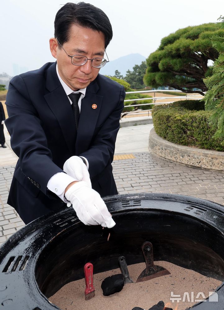  [부산=뉴시스] 하경민 기자 = 황종우 해양수산부 장관이 취임식을 갖기에 앞서 25일 부산 동구 충혼탑을 참배하고 있다. 2026.03.25. yulnetphoto@newsis.com
