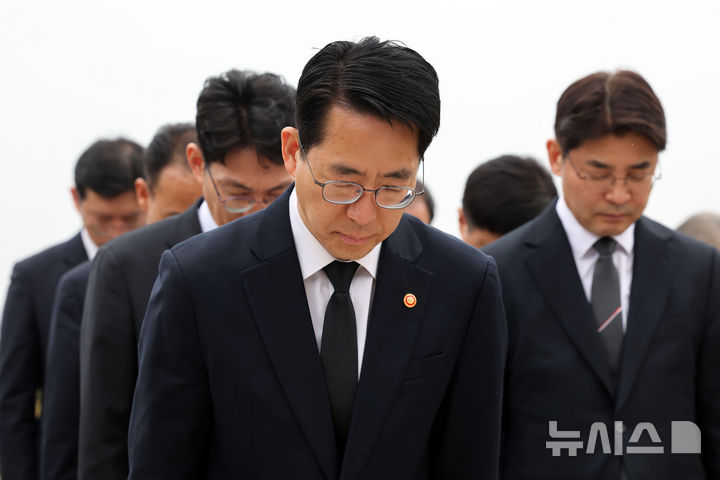  [부산=뉴시스] 하경민 기자 = 황종우 해양수산부 장관이 취임식을 갖기에 앞서 25일 부산 동구 충혼탑을 참배하고 있다. 2026.03.25. yulnetphoto@newsis.com