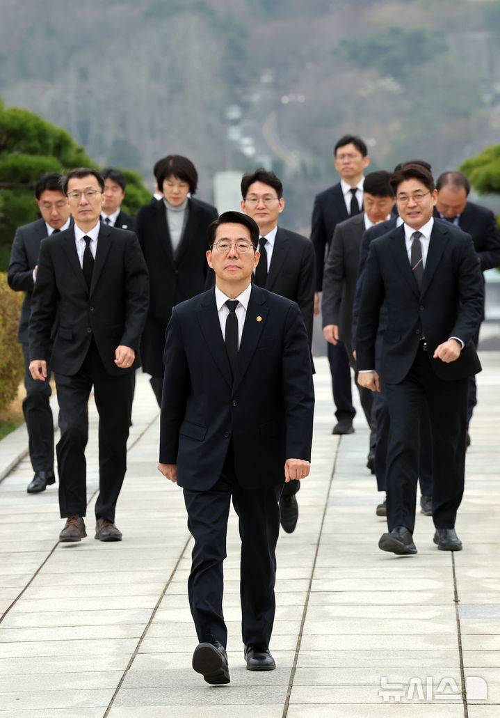  [부산=뉴시스] 하경민 기자 = 황종우 해양수산부 장관이 취임식을 갖기에 앞서 25일 부산 동구 충혼탑을 참배하고 있다. 2026.03.25. yulnetphoto@newsis.com