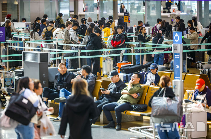 [인천공항=뉴시스] 정병혁 기자 = 25일 인천국제공항에서 공항이용객들이 탑승수속을 위해 기다리고 있다.중동 사태 이후 주요 항공사들이 4월 유류할증료 대폭 인상을 예고하면서 항공권 예매를 계획하고 있던 여행객들은 비상이 걸렸다. 여행업계에 따르면 4월 유류할증료 급등을 앞두고 주요 여행사들이 선발권 동의 절차를 서두르는 한편 하드블록 상품과 프로모션을 통해 소비자 부담 완화에 나서고 있다. 2026.03.25. jhope@newsis.com