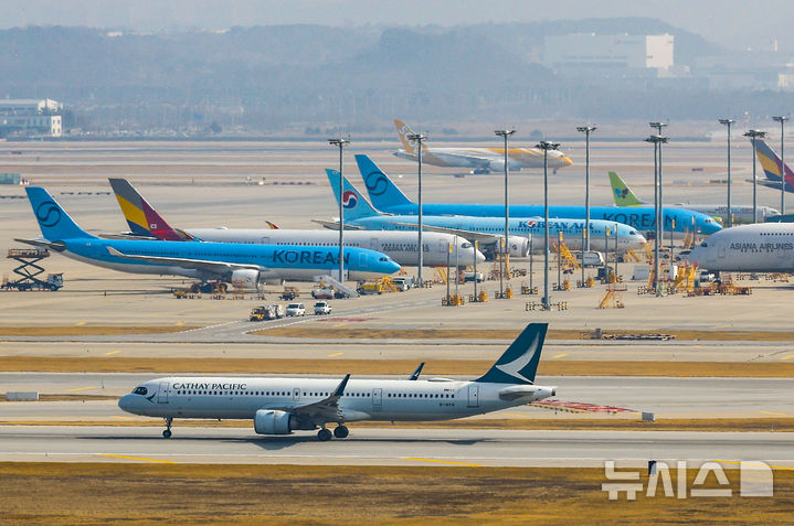 [인천공항=뉴시스] 정병혁 기자 = 25일 인천국제공항에서 항공기가 이동하고 있다.중동 사태 이후 주요 항공사들이 4월 유류할증료 대폭 인상을 예고하면서 항공권 예매를 계획하고 있던 여행객들은 비상이 걸렸다. 여행업계에 따르면 4월 유류할증료 급등을 앞두고 주요 여행사들이 선발권 동의 절차를 서두르는 한편 하드블록 상품과 프로모션을 통해 소비자 부담 완화에 나서고 있다. 2026.03.25. jhope@newsis.com