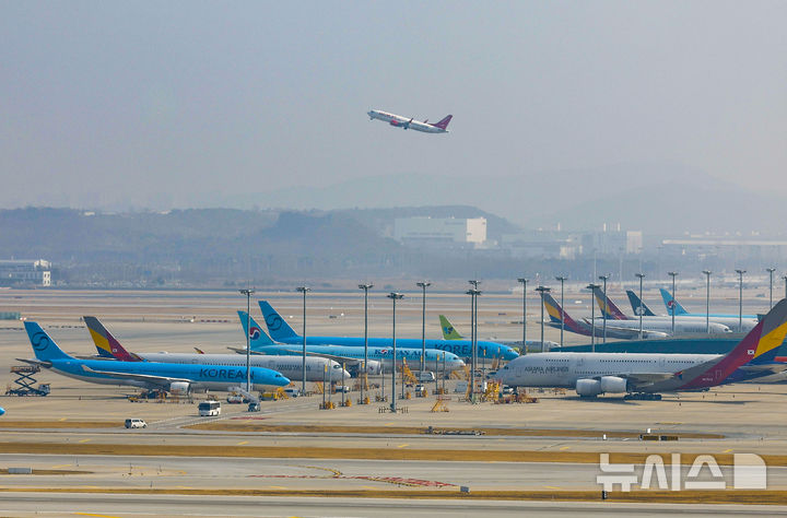 [인천공항=뉴시스] 정병혁 기자 = 25일 인천국제공항에서 항공기가 이동하고 있다. 중동 사태 이후 주요 항공사들이 4월 유류할증료 대폭 인상을 예고하면서 항공권 예매를 계획하고 있던 여행객들은 비상이 걸렸다. 여행업계에 따르면 4월 유류할증료 급등을 앞두고 주요 여행사들이 선발권 동의 절차를 서두르는 한편 하드블록 상품과 프로모션을 통해 소비자 부담 완화에 나서고 있다. 2026.03.25. jhope@newsis.com