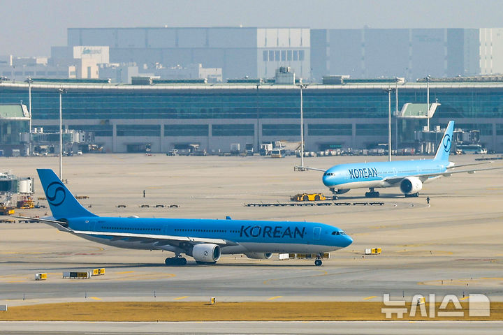 [인천공항=뉴시스] 정병혁 기자 = 25일 인천국제공항에서 항공기가 이동하고 있다. 2026.03.25. jhope@newsis.com