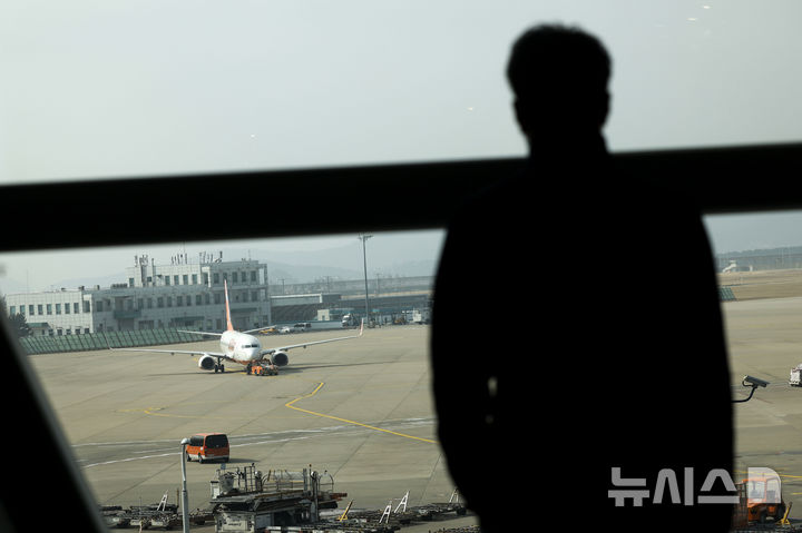 [인천공항=뉴시스] 정병혁 기자 = 25일 인천국제공항 계류장에 항공기가 주기되어 있다. 중동 사태 이후 주요 항공사들이 4월 유류할증료 대폭 인상을 예고하면서 항공권 예매를 계획하고 있던 여행객들은 비상이 걸렸다. 여행업계에 따르면 4월 유류할증료 급등을 앞두고 주요 여행사들이 선발권 동의 절차를 서두르는 한편 하드블록 상품과 프로모션을 통해 소비자 부담 완화에 나서고 있다. 2026.03.25. jhope@newsis.com