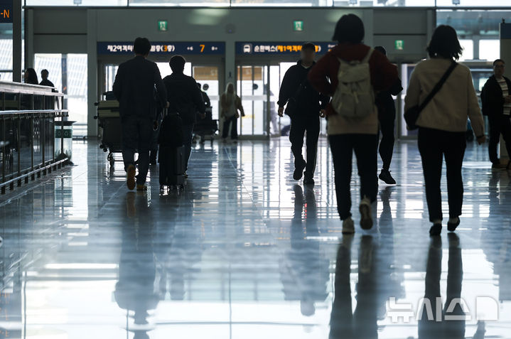 [인천공항=뉴시스] 정병혁 기자 = 25일 인천국제공항에서 공항이용객들이 이동하고 있다. 2026.03.25. jhope@newsis.com