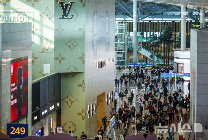 [인천공항=뉴시스] 정병혁 기자 = 25일 인천국제공항 면세구역에서 공항이용객들이 이동하고 있다.중동전쟁이 이어지면서 고환율 장기화가 지속되고 있는 가운데 면세업계 전반으로 기준환율 상향 조정이 확산되고 있다. 주요 사업자들이 잇따라 1450원대를 적용하며 가격 정책 변화가 본격화되는 모습이다. 원·달러 환율은 2008년 글로벌 금융위기 당시 1500원대를 웃돈 이후 최고 수준을 기록하고 있다. 이에 면세업계에서도 기준환율을 1450원까지 상향 조정한 것은 2020년 코로나19 이후 최고 수준으로 사실상 처음이라는 평가가 나온다. 2026.03.25. jhope@newsis.com
