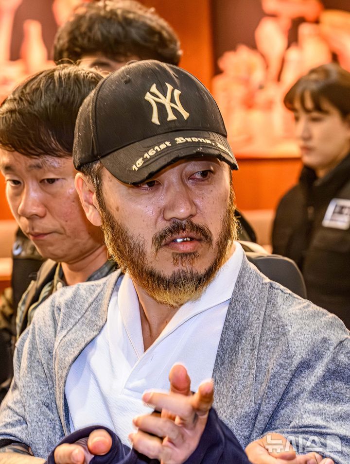 [인천공항=뉴시스] 정병혁 기자 = 필리핀에서 이른바 '전세계'라는 활동명으로 마약을 유통했던 박왕열이 25일 인천국제공항 제2터미널을 통해 송환되고 있다. (공동취재) 2026.03.25. photo@newsis.com