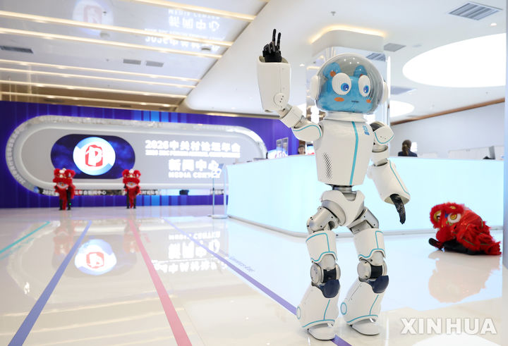 [베이징=신화/뉴시스] 2026 중관춘포럼 연례회의가 25일 개막한 가운데 지난 24일 중관춘포럼 미디어센터에서 로봇이 손을 흔들고 있다. 2026.03.26