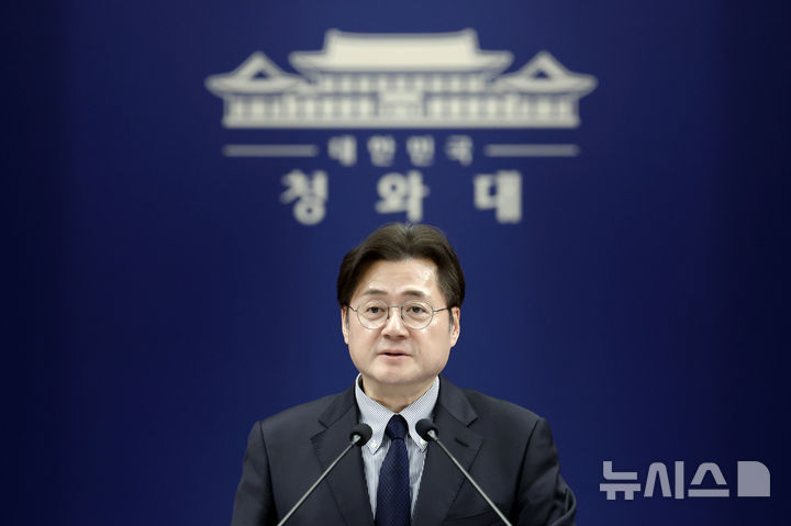 [서울=뉴시스] 최동준 기자 = 홍익표 정무수석이 25일 청와대에서 비상경제상황실 구성 관련 브리핑을 하고 있다. 2026.03.25. photocdj@newsis.com