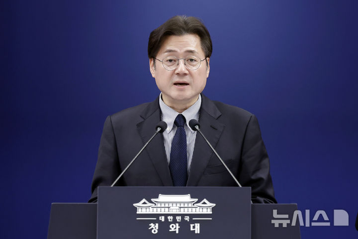 [서울=뉴시스] 최동준 기자 = 홍익표 정무수석이 25일 청와대에서 비상경제상황실 구성 관련 브리핑을 하고 있다. 2026.03.25. photocdj@newsis.com