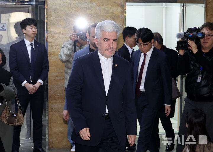 [서울=뉴시스] 김명년 기자 = 사이드 쿠제치 주한 이란 대사가 25일 오전 서울 여의도 국회에서 김석기 외교통일위원장 및 여야 간사들과 면담을 위해 이동하고 있다. 2025.03.25. kmn@newsis.com