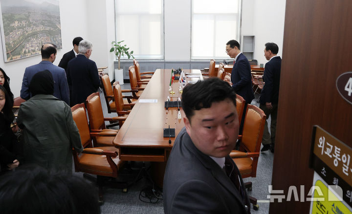 [서울=뉴시스] 김명년 기자 = 사이드 쿠제치 주한 이란 대사가 25일 오전 서울 여의도 국회에서 김석기 외교통일위원장 및 여야 간사들과 면담을 하기 위해 자리에 앉고 있다. 2025.03.25. kmn@newsis.com