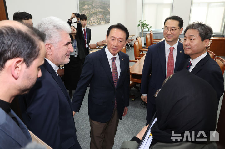 [서울=뉴시스] 김명년 기자 = 사이드 쿠제치 주한 이란 대사가 25일 오전 서울 여의도 국회에서 김석기 외교통일위원장 및 여야 간사들과 면담 전 인사를 나누고 있다. 2025.03.25. kmn@newsis.com