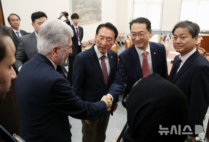 [서울=뉴시스] 김명년 기자 = 사이드 쿠제치 주한 이란 대사가 25일 오전 서울 여의도 국회에서 김건 외교통일위원회 야당 간사와 인사를 나누고 있다. 2025.03.25. kmn@newsis.com