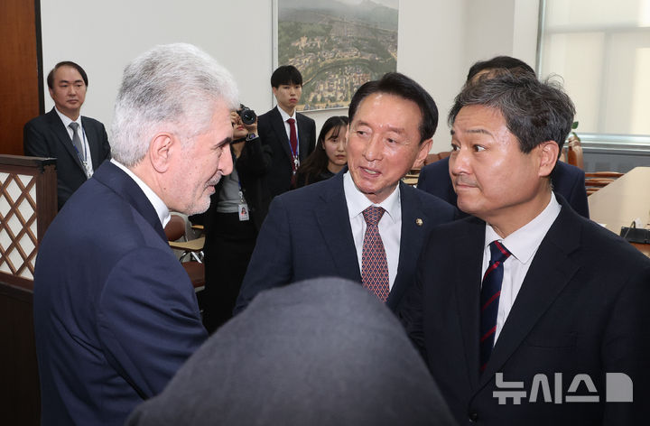 [서울=뉴시스] 김명년 기자 = 사이드 쿠제치 주한 이란 대사가 25일 오전 서울 여의도 국회에서 김영배 외교통일위원회 여당 간사와 인사를 나누고 있다. 2025.03.25. kmn@newsis.com