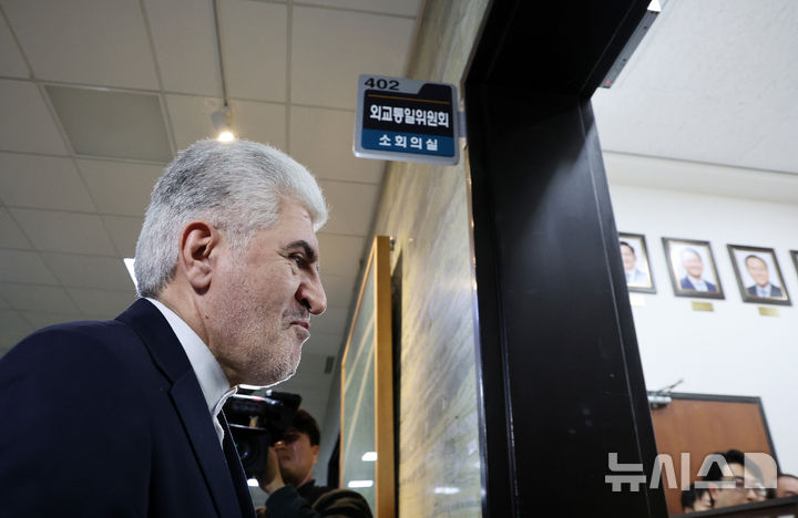 [서울=뉴시스] 김명년 기자 = 사이드 쿠제치 주한 이란 대사가 25일 오전 서울 여의도 국회에서 김석기 외교통일위원장 및 여야 간사들과 면담을 위해 이동하고 있다. 2025.03.25. kmn@newsis.com