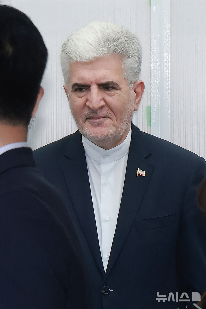 [서울=뉴시스] 김명년 기자 = 사이드 쿠제치 주한 이란 대사가 25일 오전 서울 여의도 국회에서 김석기 외교통일위원장 및 여야 간사들과 면담을 위해 이동하고 있다.(공동취재) 2025.03.25. photo@newsis.com.