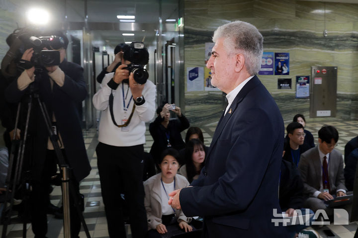 [서울=뉴시스] 김명년 기자 = 사이드 쿠제치 주한 이란 대사가 25일 오전 서울 여의도 국회에서 김석기 외교통일위원장 및 여야 간사들과 면담을 위해 이동하고 있다.(공동취재) 2025.03.25. photo@newsis.com.