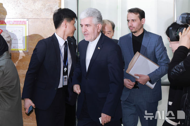 [서울=뉴시스] 김명년 기자 = 사이드 쿠제치 주한 이란 대사가 25일 오전 서울 여의도 국회에서 김석기 외교통일위원장 및 여야 간사들과 면담을 위해 이동하고 있다.(공동취재) 2025.03.25. photo@newsis.com.