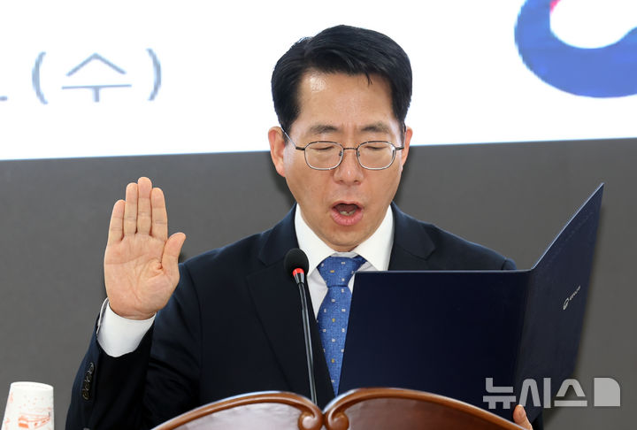 [부산=뉴시스] 하경민 기자 = 황종우 해양수산부 장관이 25일 부산 동구 해양수산부 별관 대회의실에서 열린 취임식에 참석, 취임 선서를 하고 있다. 2026.03.25. yulnetphoto@newsis.com