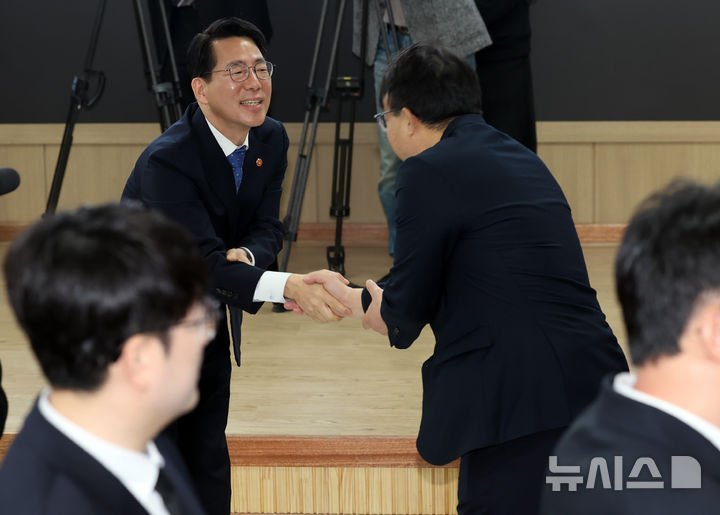 [부산=뉴시스] 하경민 기자 = 황종우 해양수산부 장관이 25일 부산 동구 해양수산부 별관 대회의실에서 취임식이 끝난 뒤 직원들과 인사하고 있다. 2026.03.25. yulnetphoto@newsis.com