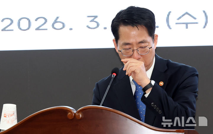 [부산=뉴시스] 하경민 기자 = 황종우 해양수산부 장관이 25일 부산 동구 해양수산부 별관 대회의실에서 열린 취임식에 참석, 취임사를 하던 중 울먹이고 있다. 2026.03.25. yulnetphoto@newsis.com