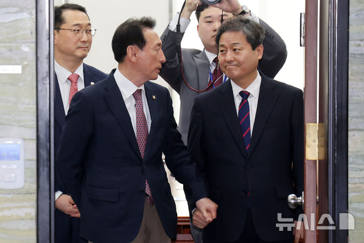 [서울=뉴시스] 김명년 기자 = 김석기 국회 외교통일위원회 간사와 김영배 여당 간사가 25일 오전 서울 여의도 국회에서 주 이란대사와 면담 전 대화를 나누고 있다. (공동취재) 2026.03.25. photo@newsis.com