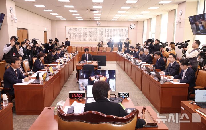 [서울=뉴시스] 조성봉 기자 = 서영교 국회 국정조사특위 위원장이 25일 오전 서울 여의도 국회에서 열린 윤석열 정권 정치검찰 조작기소 의혹 사건 진상규명 국정조사특별위원회에서 의사봉을 두드리고 있다.2026.03.25. suncho21@newsis.com