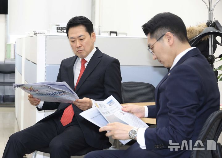 [서울=뉴시스] 조성봉 기자 = 장동혁 국민의힘 대표가 25일 오전 서울 여의도 국회 재정경제기획위원회 위원장실에서 임이자 위원장과의 면담을 위해 대기하며 신문을 보고 있다. 오른쪽은 박준태 당 대표 비서실장. 2026.03.25. suncho21@newsis.com