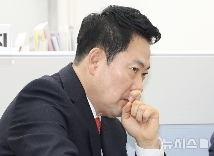 [서울=뉴시스] 조성봉 기자 = 장동혁 국민의힘 대표가 25일 오전 서울 여의도 국회 재정경제기획위원회 위원장실에서 임이자 위원장과의 면담을 위해 대기하고 있다. 2026.03.25. suncho21@newsis.com