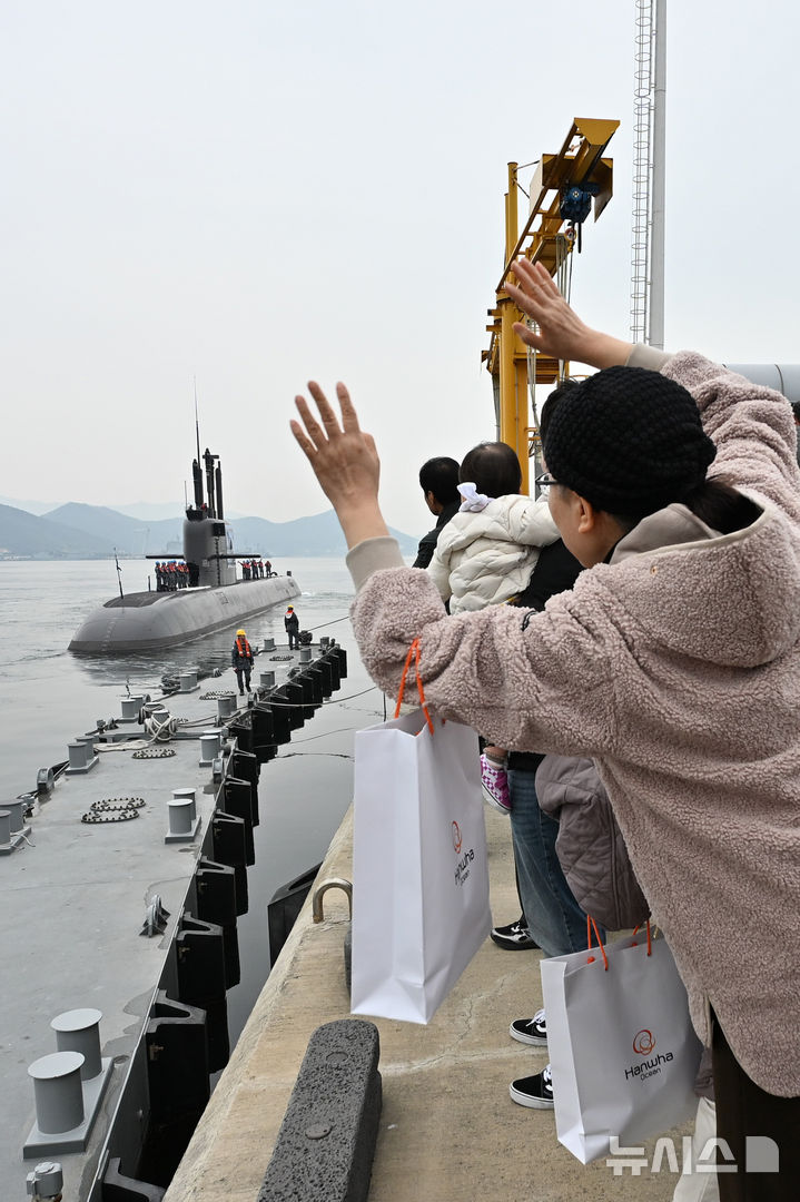 [진해=뉴시스] 차용현 기자 = 25일 오전 경남 창원시 해군잠수함사령부에서 해군관계자와 승조원 가족들이 지켜보는 가운데 도산안창호함이 한·캐나다 연합훈련 참가를 위해 출항했다. 이 잠수함은 국내 기술로 만든 3000t급 1번함으로, 6월 훈련을 위해 한국 잠수함 최초로 태평양을 횡단한다. 진해에서 캐나다 빅토리아까지 약 1만4000㎞를 이동하며, 이는 역대 최장 항해 거리다. 2026.03.25. con@newsis.com