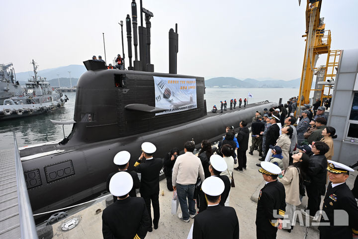 [진해=뉴시스] 차용현 기자 = 25일 오전 경남 창원시 해군잠수함사령부에서 해군관계자와 승조원 가족들이 지켜보는 가운데 도산안창호함이 한·캐나다 연합훈련 참가를 위해 출항했다. 이 잠수함은 국내 기술로 만든 3000t급 1번함으로, 6월 훈련을 위해 한국 잠수함 최초로 태평양을 횡단한다. 진해에서 캐나다 빅토리아까지 약 1만4000㎞를 이동하며, 이는 역대 최장 항해 거리다. 2026.03.25. con@newsis.com