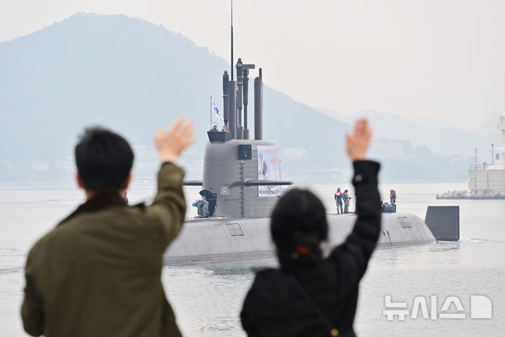 [진해=뉴시스] 차용현 기자 = 25일 오전 경남 창원시 해군잠수함사령부에서 해군관계자와 승조원 가족들이 지켜보는 가운데 도산안창호함이 한·캐나다 연합훈련 참가를 위해 출항했다. 이 잠수함은 국내 기술로 만든 3000t급 1번함으로, 6월 훈련을 위해 한국 잠수함 최초로 태평양을 횡단한다. 진해에서 캐나다 빅토리아까지 약 1만4000㎞를 이동하며, 이는 역대 최장 항해 거리다. 2026.03.25. con@newsis.com