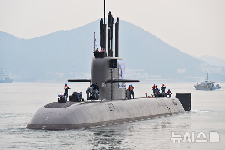 [진해=뉴시스] 차용현 기자 = 25일 오전 경남 창원시 해군잠수함사령부에서 해군관계자와 승조원 가족들이 지켜보는 가운데 도산안창호함이 한·캐나다 연합훈련 참가를 위해 출항했다. 이 잠수함은 국내 기술로 만든 3000t급 1번함으로, 6월 훈련을 위해 한국 잠수함 최초로 태평양을 횡단한다. 진해에서 캐나다 빅토리아까지 약 1만4000㎞를 이동하며, 이는 역대 최장 항해 거리다. 2026.03.25. con@newsis.com