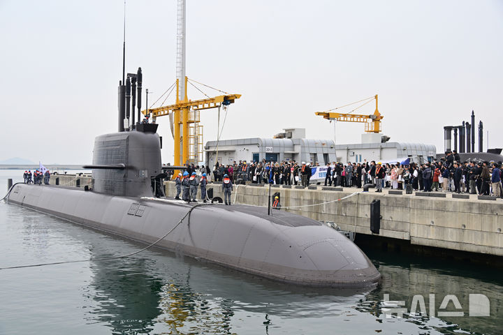 [진해=뉴시스] 차용현 기자 = 25일 오전 경남 창원시 해군잠수함사령부에서 해군관계자와 승조원 가족들이 지켜보는 가운데 도산안창호함이 한·캐나다 연합훈련 참가를 위해 출항했다. 이 잠수함은 국내 기술로 만든 3000t급 1번함으로, 6월 훈련을 위해 한국 잠수함 최초로 태평양을 횡단한다. 진해에서 캐나다 빅토리아까지 약 1만4000㎞를 이동하며, 이는 역대 최장 항해 거리다. 2026.03.25. con@newsis.com