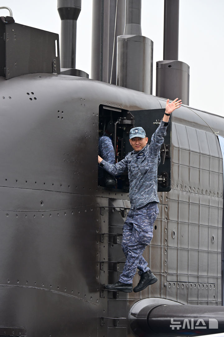[진해=뉴시스] 차용현 기자 = 25일 오전 경남 창원시 해군잠수함사령부에서 해군관계자와 승조원 가족들이 지켜보는 가운데 도산안창호함이 한·캐나다 연합훈련 참가를 위해 출항했다. 이 잠수함은 국내 기술로 만든 3000t급 1번함으로, 6월 훈련을 위해 한국 잠수함 최초로 태평양을 횡단한다. 진해에서 캐나다 빅토리아까지 약 1만4000㎞를 이동하며, 이는 역대 최장 항해 거리다. 2026.03.25. con@newsis.com