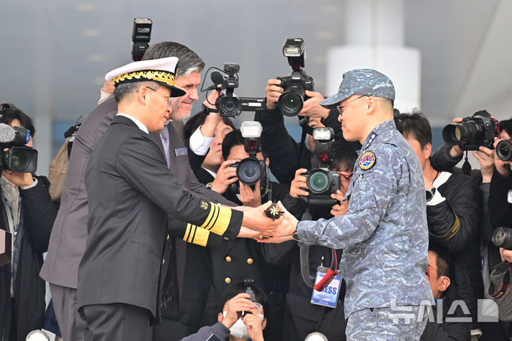 [진해=뉴시스] 차용현 기자 = 25일 오전 경남 창원시 해군잠수함사령부에서 개최된 도산안창호함 환송행사에서 곽광섭 해군참모차장이 이병일 함장에게 잠수함 모형 해수 캡슐을 전달하고 있다. 2026.03.25. con@newsis.com