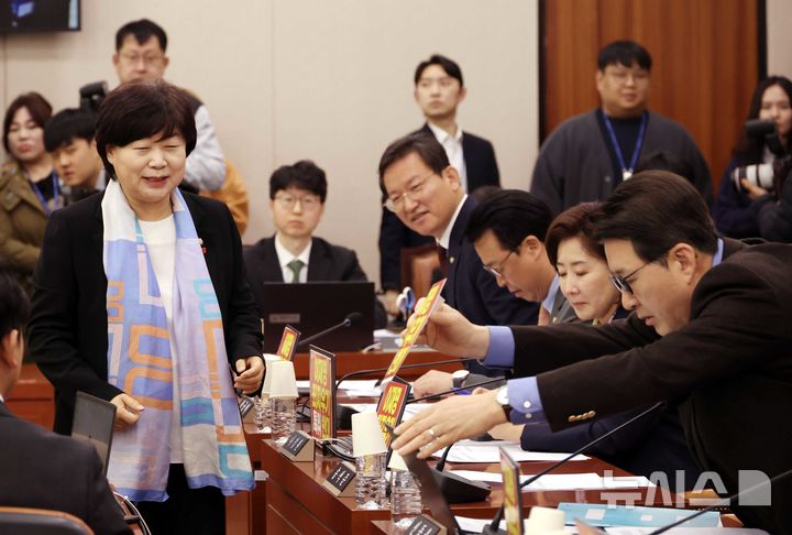 [서울=뉴시스] 조성봉 기자 = 서영교 국회 국정조사특위 위원장이 25일 오전 서울 여의도 국회에서 열린 윤석열 정권 정치검찰 조작기소 의혹 사건 진상규명 국정조사특별위원회에서 노트북에 항의 피켓을 부착하는 국민의힘 의원들과 인사를 하기 위해 이동하고 있다.2026.03.25. suncho21@newsis.com