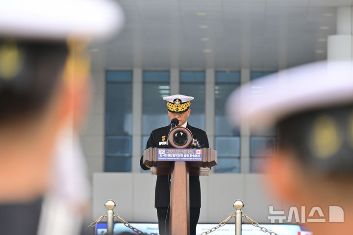 [진해=뉴시스] 차용현 기자 = 25일 오전 경남 창원시 해군잠수함사령부에서 도산안창호함 환송행사에서 곽광섭 해군참모차장이 격려사를 하고 있다. 2026.03.25. con@newsis.com