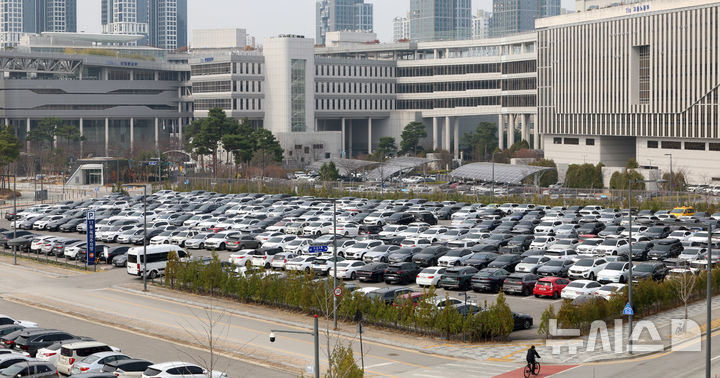 [세종=뉴시스] 강종민 기자 = 공공부문에 대한 승용차 5부제(요일제)가 시행된 25일 세종시 어진동 정부세종청사 앞 옥외·임시 주차장이 차량들로 가득차 있다. 옥외·임시 주차장 출입구에는 요일제 안내 입간판이나 출입통제 시설이 없다. 2026.03.25. ppkjm@newsis.com