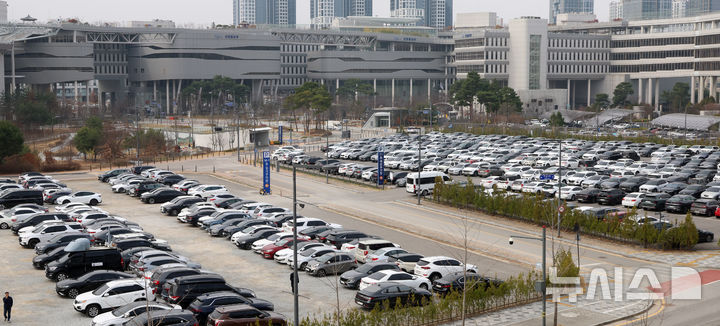 [세종=뉴시스] 강종민 기자 = 공공부문에 대한 승용차 5부제(요일제)가 시행된 25일 세종시 어진동 정부세종청사 앞 옥외·임시 주차장이 차량들로 가득차 있다.&nbsp; 옥외·임시 주차장 출입구에는 요일제 안내 입간판이나 출입통제 시설이 없다. 2026.03.25. ppkjm@newsis.com