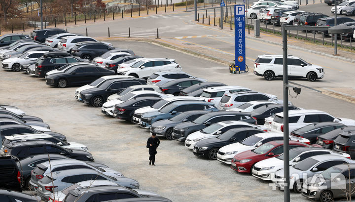 [세종=뉴시스] 강종민 기자 = 공공부문에 대한 승용차 5부제(요일제)가 시행된 25일 세종시 어진동 정부세종청사 앞 임시 주차장이 차량들로 가득차 있다. 옥외·임시 주차장 출입구에는 요일제 안내 입간판이나 출입통제 시설이 없다. 2026.03.25. ppkjm@newsis.com