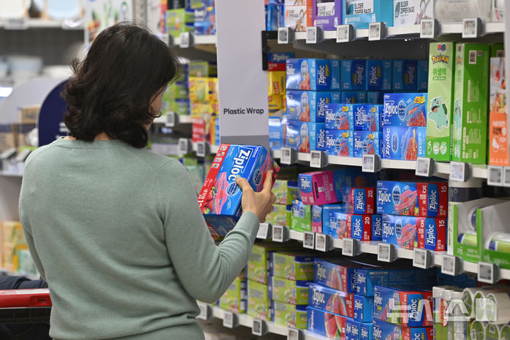 [광주=뉴시스] 이영주 기자 = 중동전쟁 여파로 종량제봉투 품귀와 석유화학제품들의 가격 상승 우려가 예상되는 25일 오전 광주 한 대형마트에서 고객이 일회용 비닐을 들여다보고 있다. 2026.03.25. leeyj2578@newsis.com