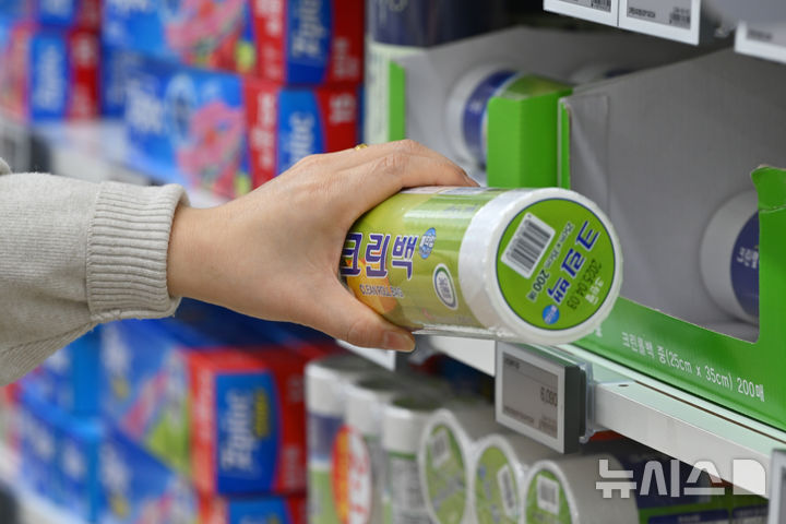 [광주=뉴시스] 이영주 기자 = 광주 한 대형마트에서 고객이 일회용 비닐을 집어들고 있다. 2026.03.25. leeyj2578@newsis.com