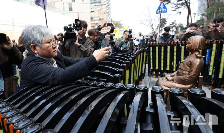 [서울=뉴시스] 김선웅 기자 = 평화의 소녀상 제작자 김서경 작가가 25일 서울 종로구 옛 주한 일본대사관 인근 평화의 소녀상 앞에서 열린 제1745차 일본군 성노예제 문제해결을 위한 수요시위를 마친 뒤 소녀상 상태를 점검하고 있다. 2026.03.25. mangusta@newsis.com