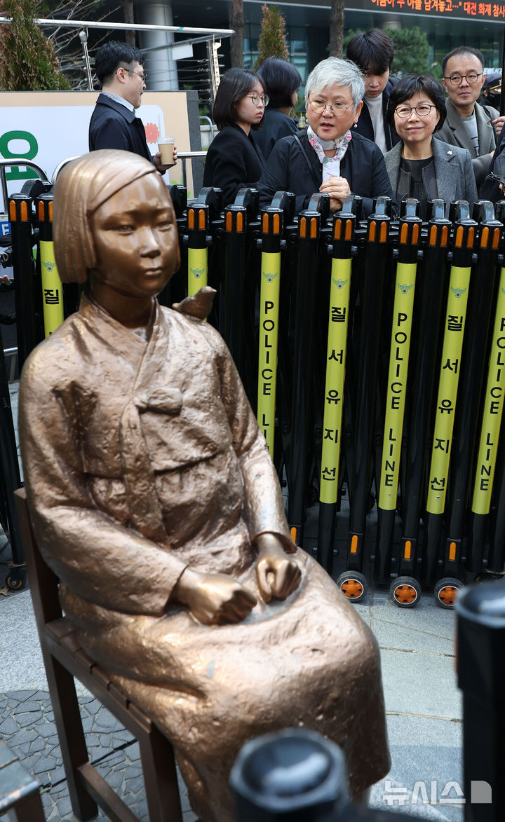[서울=뉴시스] 김선웅 기자 = 평화의 소녀상 제작자 김서경 작가가 25일 서울 종로구 옛 주한 일본대사관 인근 평화의 소녀상 앞에서 열린 제1745차 일본군 성노예제 문제해결을 위한 수요시위를 마친 뒤 소녀상 상태를 점검하고 있다. 2026.03.25. mangusta@newsis.com