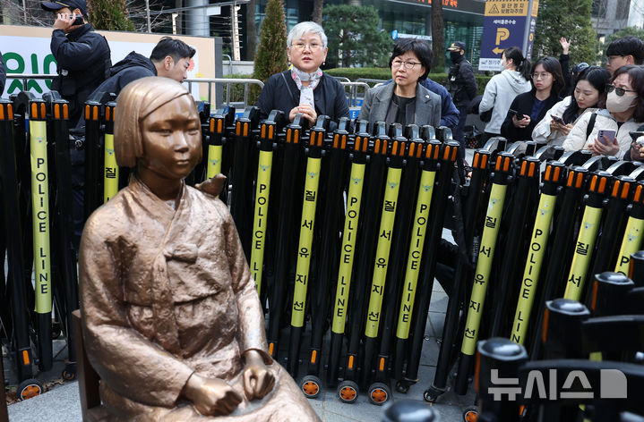 [서울=뉴시스] 김선웅 기자 = 서울 종로구 옛 주한 일본대사관 인근 평화의 소녀상이 1일 수요시위에서 잠시 경찰 바리케이드를 벗어나 시민 앞에 모습을 드러낼 전망이다. 사진은 평화의 소녀상 제작자 김서경 작가가 지난달 25일 서울 종로구 옛 주한 일본대사관 인근 평화의 소녀상 앞에서 열린 제1745차 일본군 성노예제 문제해결을 위한 수요시위를 마친 뒤 소녀상 상태를 점검하는 모습. 2026.03.31. mangusta@newsis.com