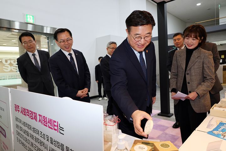 [서울=뉴시스] 윤호중 행정안전부 장관이 25일 광주사회적경제지원센터를 방문해 사회적경제기업 제품 전시 등을 관람하고 있다. (사진=행정안전부 제공) 2026.03.25. photo@newsis.com *재판매 및 DB 금지